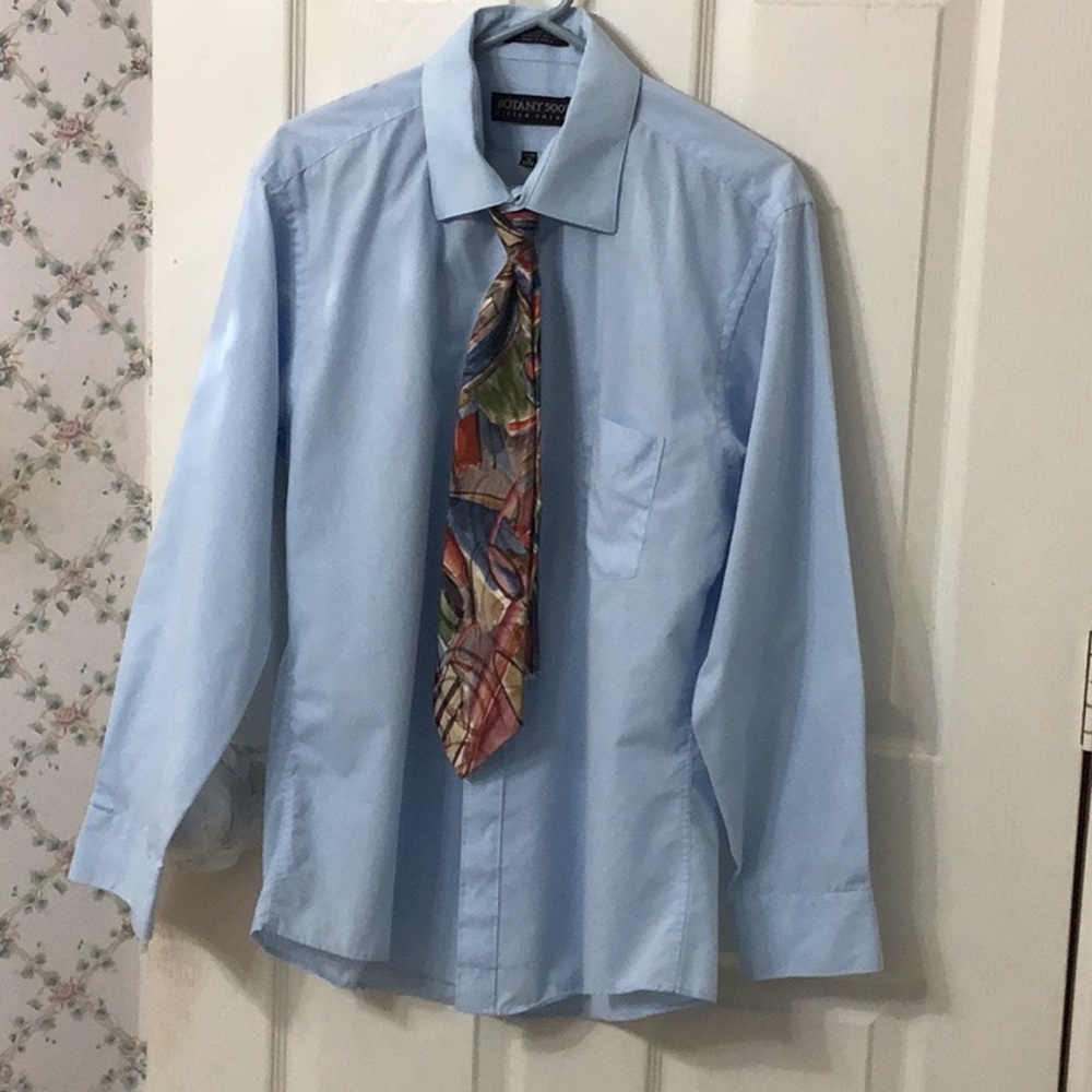 Botany 500 men’s size 16 - 32/33 fitted dress shirt w/ buttoned cuffed sleeves.